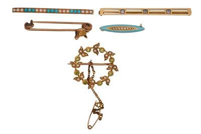 Lot 52 - A GROUP OF FIVE BROOCHES