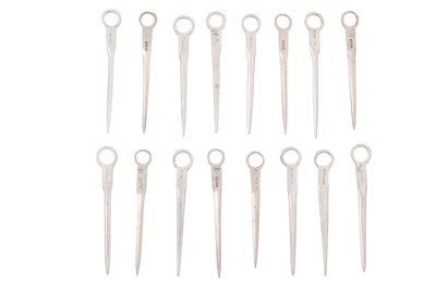 Lot 135 - A selection of Edwardian/George V/Elizabeth II sterling silver small skewers