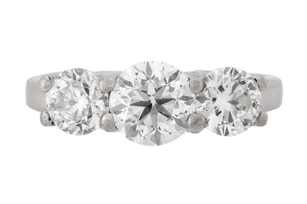 405 - A THREE-STONE DIAMOND RING