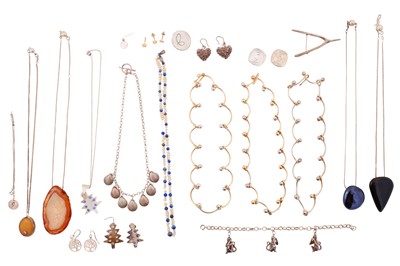 Lot 58 - A GROUP OF SILVER AND COSTUME JEWELLERY