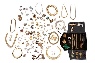 Lot 64 - A COLLECTION OF COSTUME JEWELLERY