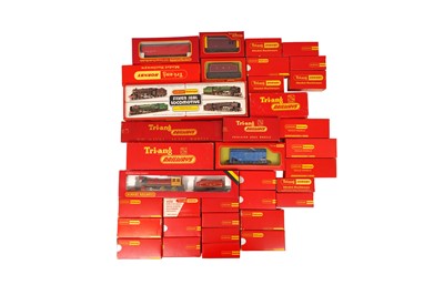 Lot 304 - A GROUP OF OO GAUGE HORNBY & TRIANG-HORNBY LOCOMOTIVES & ROLLING STOCK