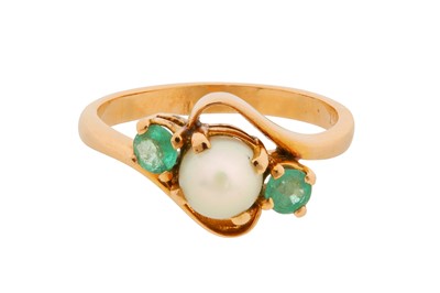 Lot 3 - A PEARL AND EMERALD CROSS-OVER RING