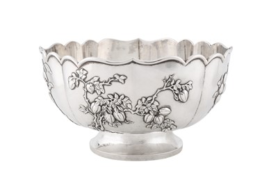 Lot 93 - An early 20th century Chinese export silver bowl, Shanghai circa 1920, marked Hou Xiang, retailed by Hung Chong of Shanghai