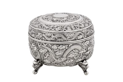 Lot 115 - An early 20th century Chinese export silver box, Canton circa 1910 marked Zhuo, retailed by Kwon Man Shing of Hong Kong