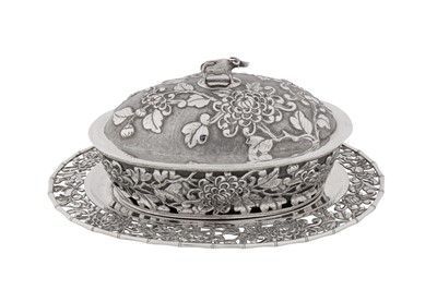 Lot 77 - An early 20th century Chinese export silver butter dish on stand, Shanghai circa 1920, marked Shun, retailed by Luen Wo