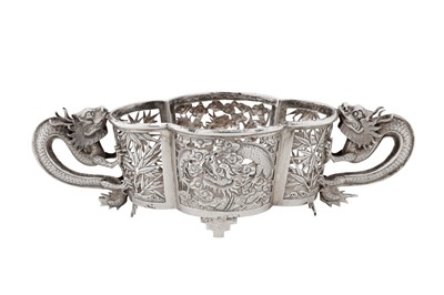 Lot 61 - A late 19th / early 20th century Chinese export silver small twin handled dish, Shanghai circa 1900, marked Yi Sheng, retailed by Luen Wo