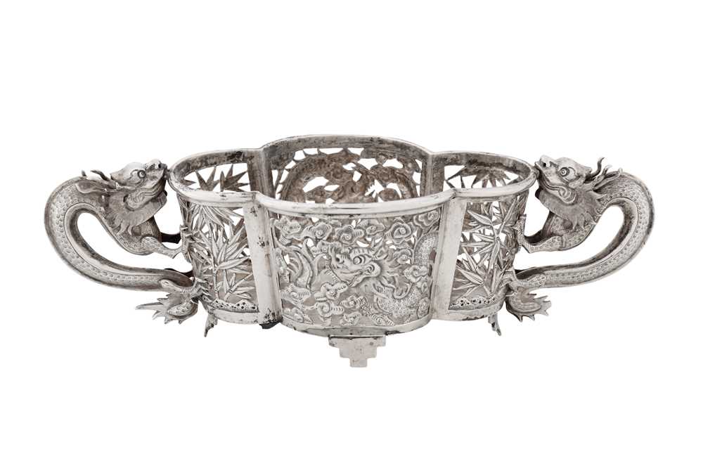 Lot 61 - A late 19th / early 20th century Chinese export silver small twin handled dish, Shanghai circa 1900, marked Yi Sheng, retailed by Luen Wo
