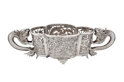Lot 61 - A late 19th / early 20th century Chinese export silver small twin handled dish, Shanghai circa 1900, marked Yi Sheng, retailed by Luen Wo