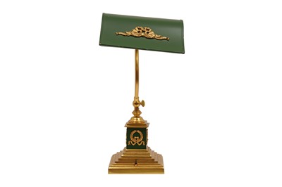 Lot 322 - AN EDWARDIAN STYLE GILT METAL BANKER'S DESK LAMP