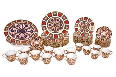 Lot 401 - A ROYAL CROWN DERBY PORCELAIN DINNER SERVICE