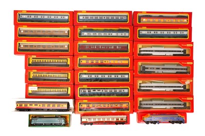 Lot 301 - A MIXED GROUP OF HO & OO GAUGE HORNBY AND TRIANG HORNBY