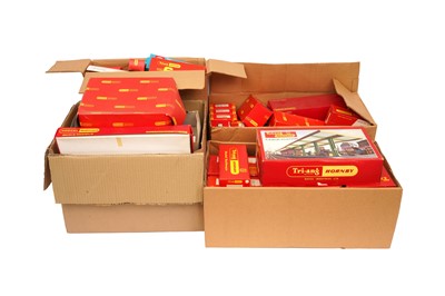 Lot 312 - A LARGE MIXED GROUP OF ASSORTED OO GAUGE RAILWAY ACCESSORIES, BUILDINGS, AND TRACK