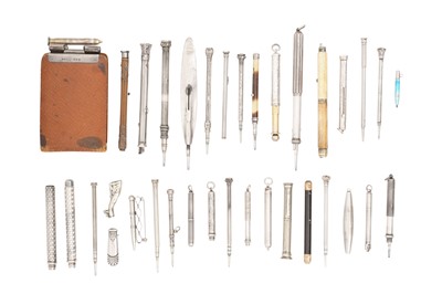Lot 108 - A LARGE MIXED GROUP OF ASSORTED PROPELLING TO INCLUDE STERLING SILVER EXAMPLES