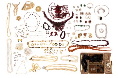 Lot 63 - A COLLECTION OF COSTUME JEWELLERY