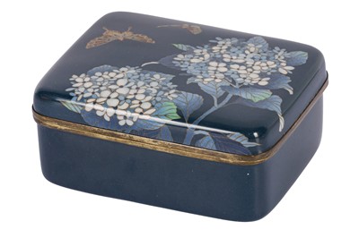 Lot 268 - A JAPANESE CLOISONNÉ 'HYDRANGEA AND BUTTERFLIES' BOX AND COVER