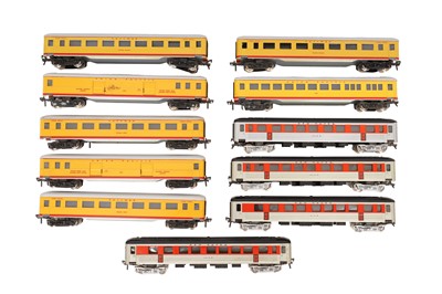 Lot 308 - A GROUP OF HO GAUGE FLEISCHMANN AMERICAN OUTLINE COACHES
