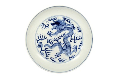 Lot 929 - A CHINESE BLUE AND WHITE 'DRAGON' DISH