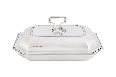 Lot 471 - A George VI sterling silver entrée dish, London 1938 by Goldsmiths and Silversmiths
