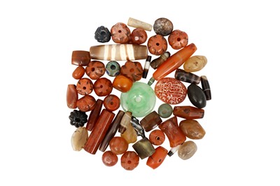 Lot 72 - A GROUP OF TIBETAN DZI BEADS, CHINESE JADE AND HARDSTONE CARVINGS