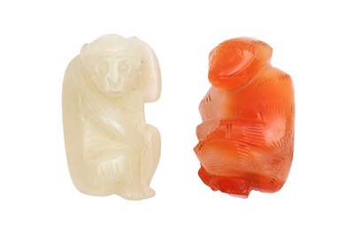 Lot 53 - A CHINESE JADE 'MONKEY' CARVING AND AN AGATE CARVING