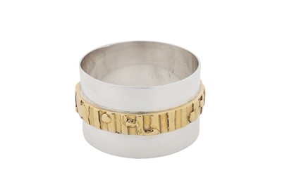 Lot 442 - An Elizabeth II modernist parcel gilt sterling silver napkin ring, London 1979 by Brian Asquith (1930-2008)