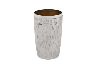 Lot 456 - An Elizabeth II modernist sterling silver beaker, London 1972 by Gerald Benney (1930-2008)