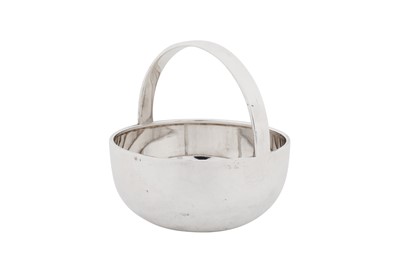 Lot 439 - An Elizabeth II sterling silver sugar bowl, London 2001 by Robert Welch (1929-2000)