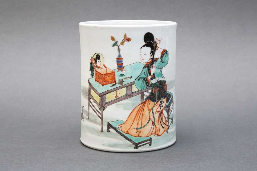 Lot 1 - A CHINESE FAMILLE-VERTE ‘LADY AND MIRROR’ BRUSH POT, BITONG