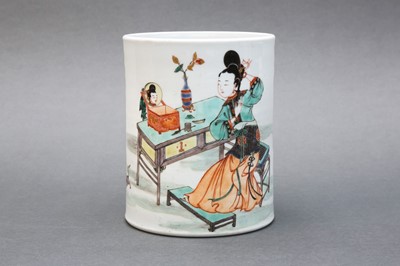 Lot 1 - A CHINESE FAMILLE-VERTE ‘LADY AND MIRROR’ BRUSH POT, BITONG