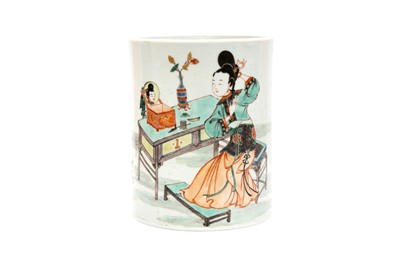 Lot 1 - A CHINESE FAMILLE-VERTE ‘LADY AND MIRROR’ BRUSH POT, BITONG