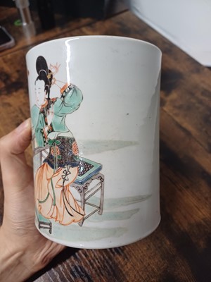Lot 1 - A CHINESE FAMILLE-VERTE ‘LADY AND MIRROR’ BRUSH POT, BITONG