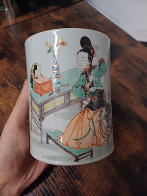 Lot 1 - A CHINESE FAMILLE-VERTE ‘LADY AND MIRROR’ BRUSH POT, BITONG
