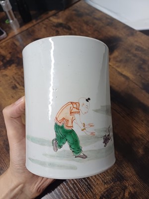 Lot 1 - A CHINESE FAMILLE-VERTE ‘LADY AND MIRROR’ BRUSH POT, BITONG