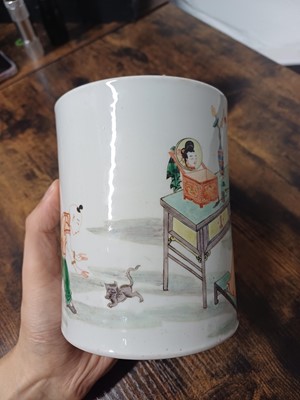 Lot 1 - A CHINESE FAMILLE-VERTE ‘LADY AND MIRROR’ BRUSH POT, BITONG