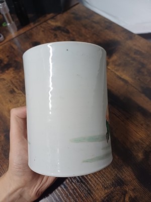 Lot 1 - A CHINESE FAMILLE-VERTE ‘LADY AND MIRROR’ BRUSH POT, BITONG
