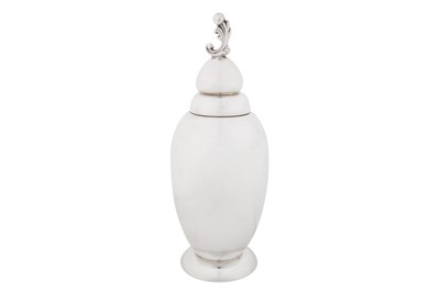 Lot 399 - A mid-20th century American Art Deco sterling silver cocktail shaker, Boston, Massachusetts circa 1940 by Worden-Munnis Co