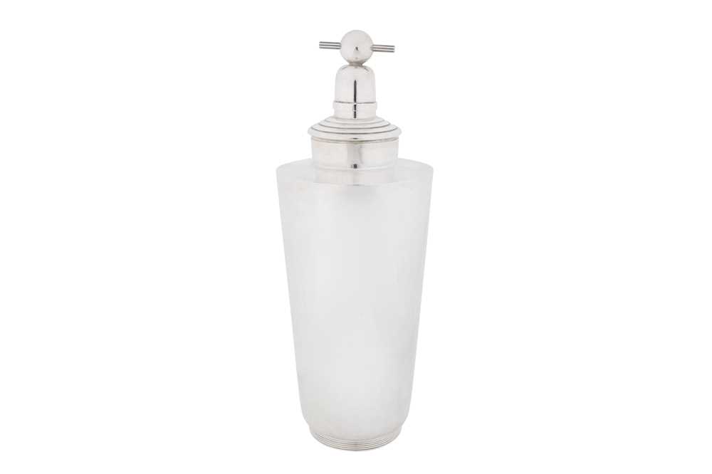 403 - An early 20th century American Art Deco sterling silver cocktail shaker, Connecticut circa 1930, by Meriden Britannia Co, retailed by Cartier