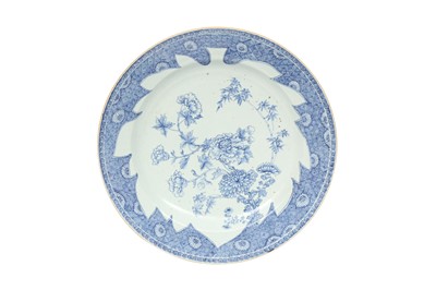 Lot 351 - A LARGE CHINESE BLUE AND WHITE 'BLOSSOMS' CHARGER