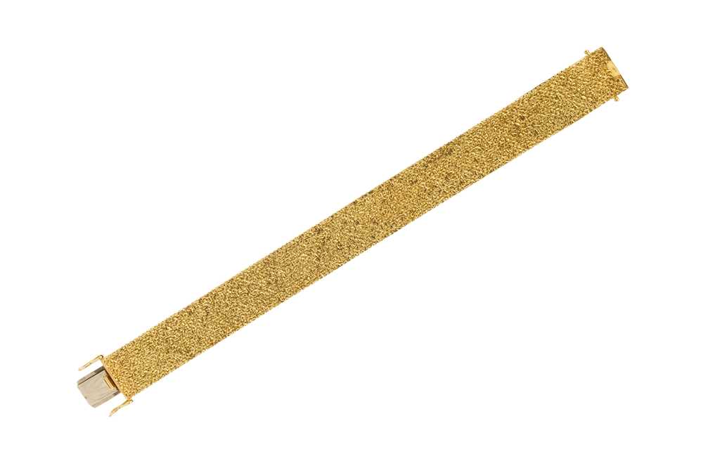 481 - AN 18CT GOLD FANCY-LINK BRACELET, CIRCA 1964