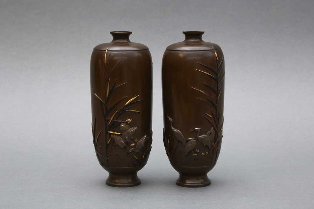 836 - A PAIR OF FINE JAPANESE INLAID BRONZE 'EGRETS' VASES