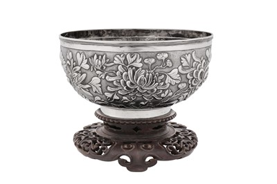 Lot 275 - A late 19th / early 20th century Chinese export silver bowl, Canton circa 1900, marked Yu Yao He, retailed by Wang Hing