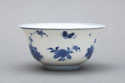 Lot 23 - A CHINESE BLUE AND WHITE 'FLORAL' BOWL
