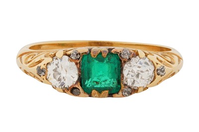 Lot 294 - AN EMERALD AND DIAMOND RING