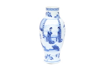 Lot 32 - A CHINESE BLUE AND WHITE VASE