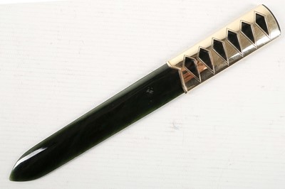 Lot 232 - A fine vintage 9ct Yellow Gold and nephrite...