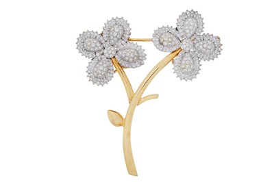 Lot 202 - A DIAMOND FLOWER BROOCH