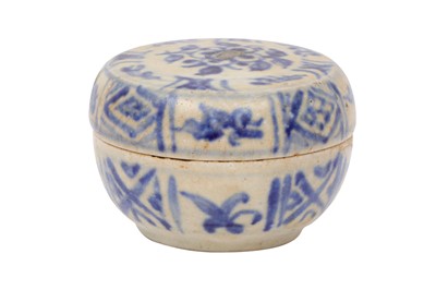 Lot 748 - A CHINESE BLUE AND WHITE 'FLORAL' BOX AND COVER