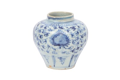 Lot 749 - A SMALL CHINESE BLUE AND WHITE JAR