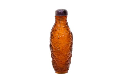 Lot 984 - A CHINESE AMBER COLOURED GLASS 'DRAGON' SNUFF BOTTLE